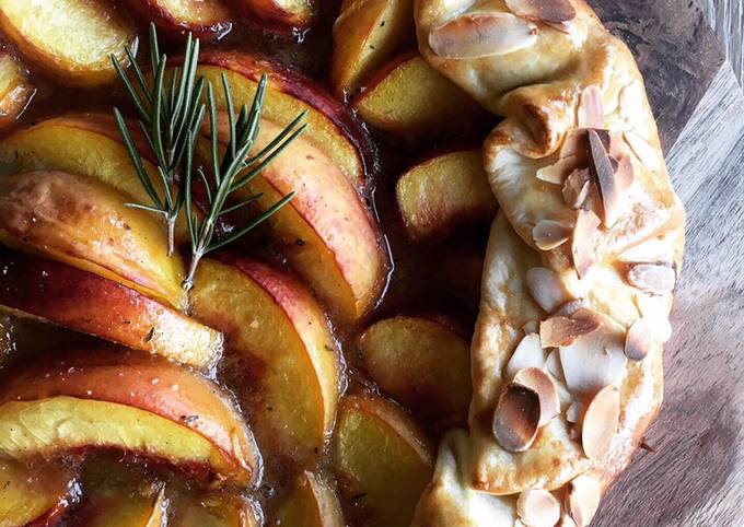 Tarte rustique aux pêches 🍑 et romarin