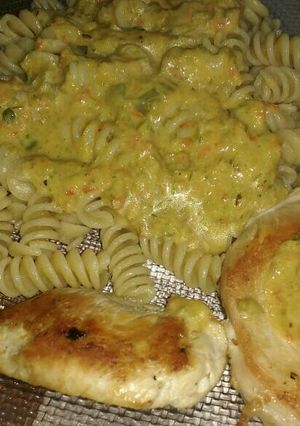 Una foto de Fideos integrales y pechugas de pollo con salsa de quinotos