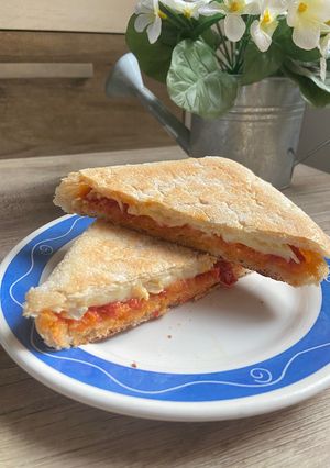 Una foto de Planchadito de sobrasada, miel y brie
