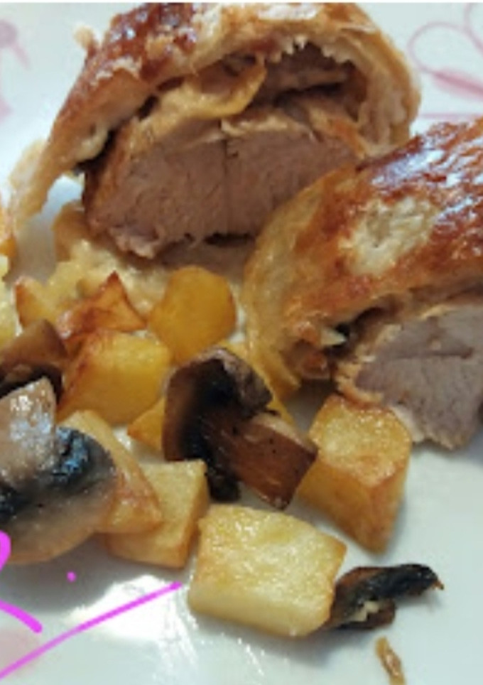 Una foto de Solomillo hojaldrado con champiñones y queso