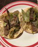 Tacos de nopales y bisteces encebollados