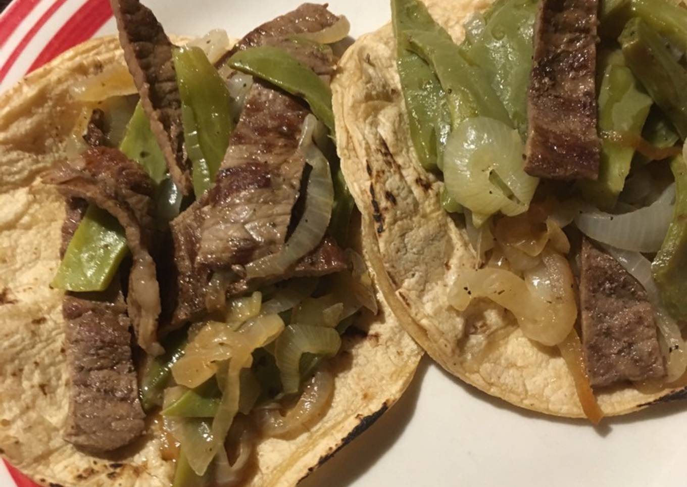 Tacos de nopales y bisteces encebollados