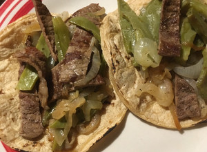 Una foto de Tacos de nopales y bisteces encebollados