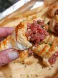Steak tartar en conos de hojaldre