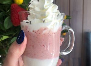 Une photo de Milkshake fraise banane glace vanille