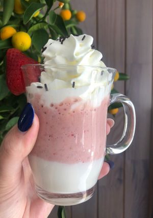 Une photo de Milkshake fraise banane glace vanille