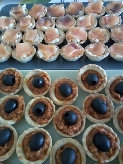 Una foto de Dos tipos de canapés en tartaletas