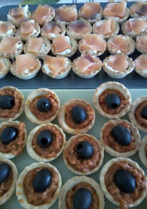 Una foto de Dos tipos de canapés en tartaletas