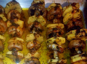Фото Постный шашлык из шампиньонов и картофеля в духовке 🍄.