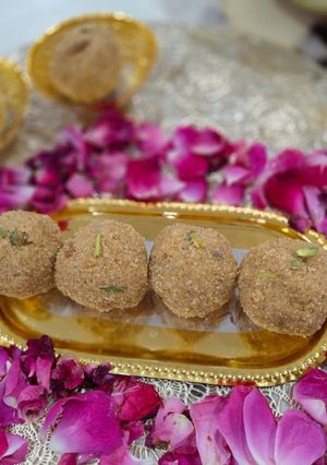 गुड़ के चूरमा लड्डू रेसिपी मुख्य फोटो
