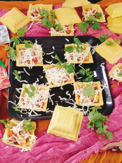 A picture of Cheese 🍕 canapes pizza 😋 canapes ❤️ pizza cups.