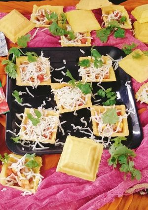A picture of Cheese 🍕 canapes pizza 😋 canapes ❤️ pizza cups.