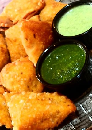 A picture of Indian Punjabi Samosa.