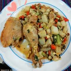 Una foto de Pollo en su jugo con verduras 🍗🥦🥕🥔