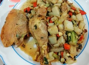 Una foto de Pollo en su jugo con verduras 🍗🥦🥕🥔