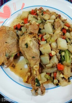 Una foto de Pollo en su jugo con verduras 🍗🥦🥕🥔