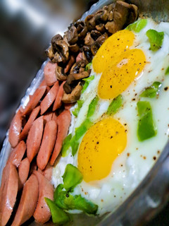 عکسی از دستور سوسیس تخم مرغ(صبحانه)🍳