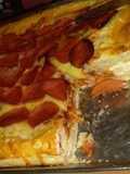 Pizza peperoni con orilla de queso