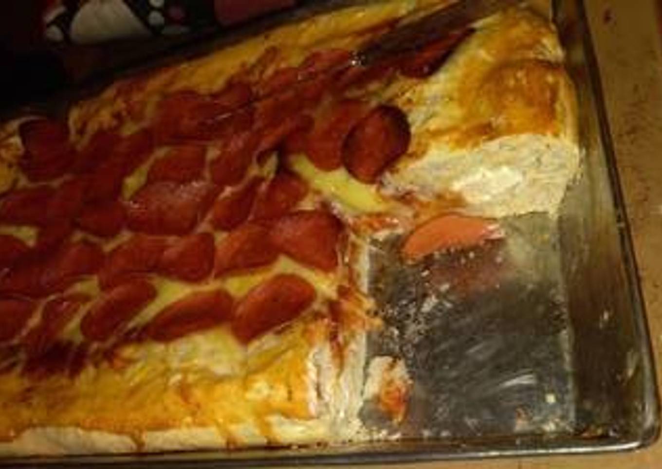 Pizza peperoni con orilla de queso