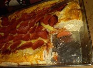 Una foto de Pizza peperoni con orilla de queso