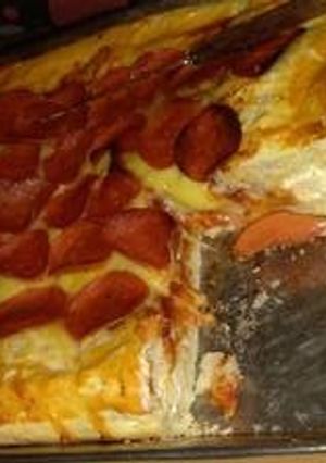 Una foto de Pizza peperoni con orilla de queso