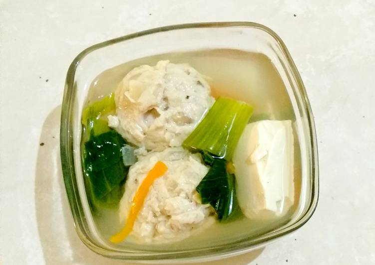 Bagaimana Menyiapkan Sup Baso Ayam Enoki, Lezat