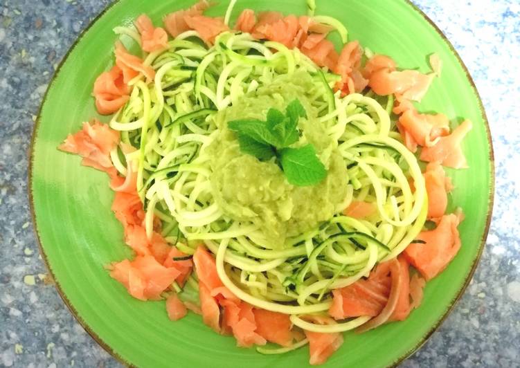 Espirales de calabacín con guacamole y salmón ahumado