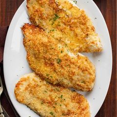 A picture of Chicken mayo w parmesan and bread crumbs.