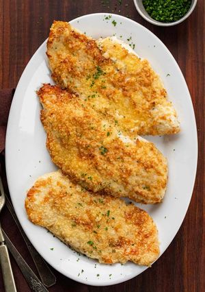 A picture of Chicken mayo w parmesan and bread crumbs.