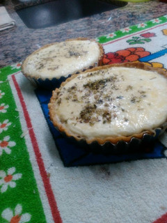 Una foto de Tarteletas de verduras grilladas con jengibre y cuatro quesos
