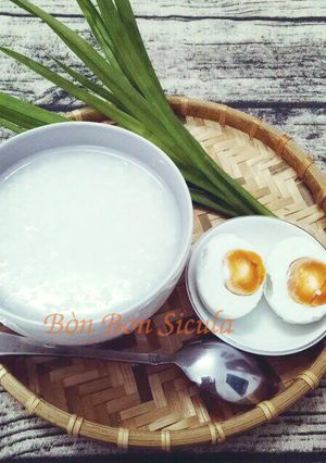 Hình của món Cháo trắng lá dứa hột vịt muối.
