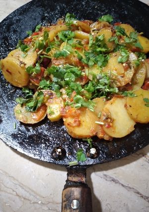 A picture of Tawa aloo ki katliyan.