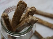 Una foto de palitos de ajo sin levadura