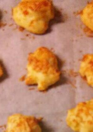 A picture of Garlic Cheese Puffs.