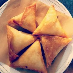 A picture of Cheesy veg mini samosa.