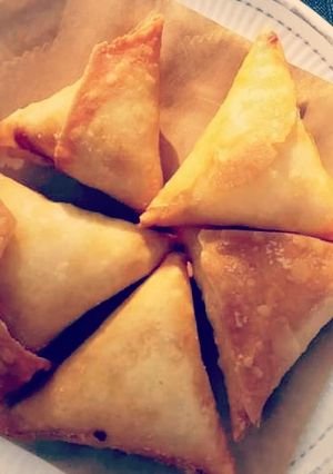 A picture of Cheesy veg mini samosa.