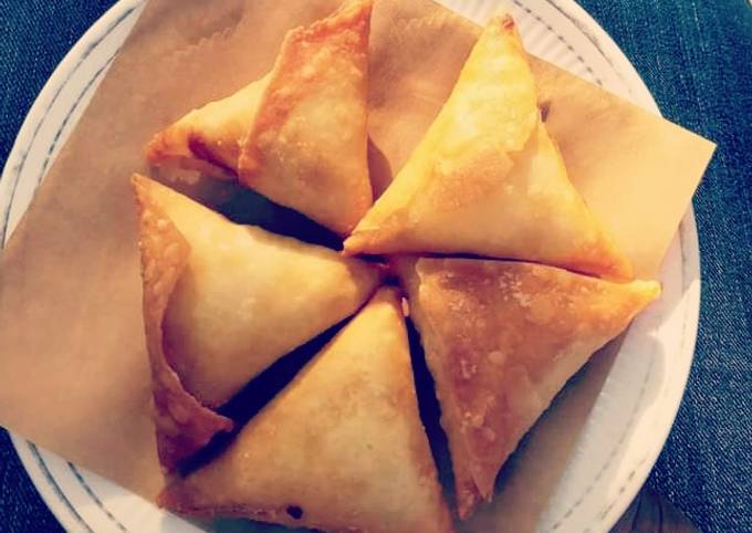 Cheesy veg mini samosa