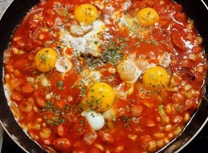 Egyserpenyős babos-hagymás tojással recept fotója