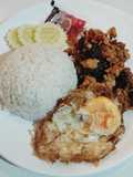 ไก่ผัดกะเพราราดข้าวไข่ดาว