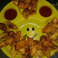 A picture of Aloo pyaz ke pakode.