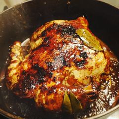 A picture of Long cook spices chicken in pot.