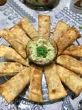 Tequeños de jamón y queso con salsa guacamole