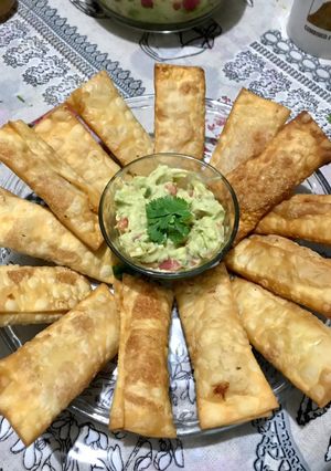 Una foto de Tequeños de jamón y queso con salsa guacamole