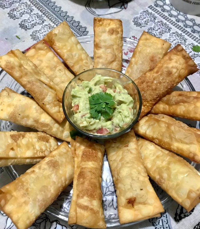 Una foto de Tequeños de jamón y queso con salsa guacamole