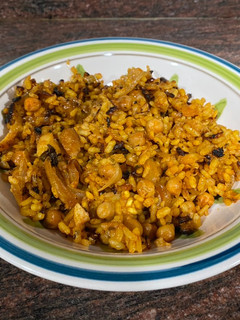 Una foto de Paella de bacalao y garbanzos