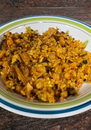 Una foto de Paella de bacalao y garbanzos