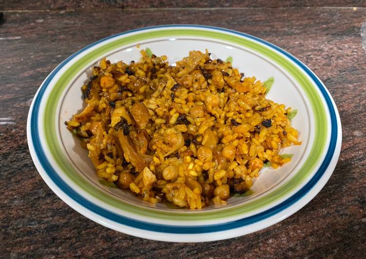 Paella de bacalao y garbanzos
