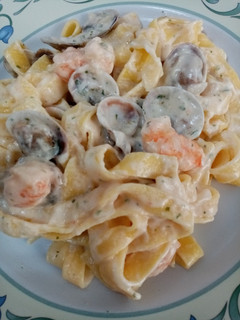 Una foto de Cintas de pasta fresca con langostinos y almejas