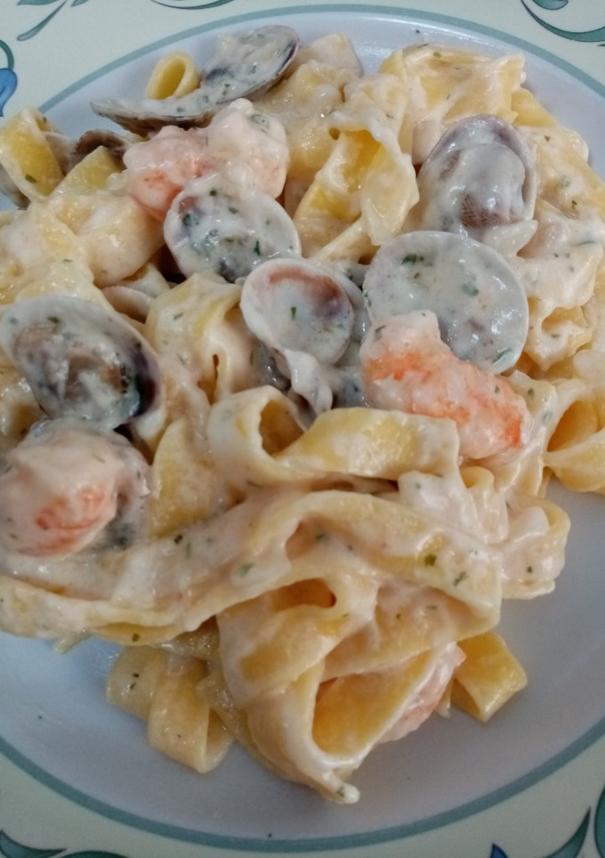 Una foto de Cintas de pasta fresca con langostinos y almejas