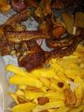 Chuletas de cordero mallorquín fritas con ajos, laurel, oliva virgen